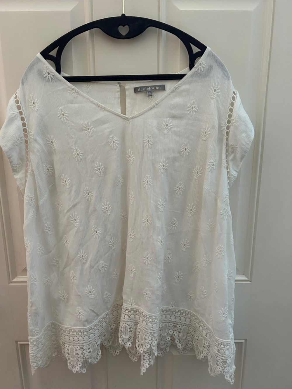 Daniel Rainn White Embroidered V-Neck Lace Trim Blouse